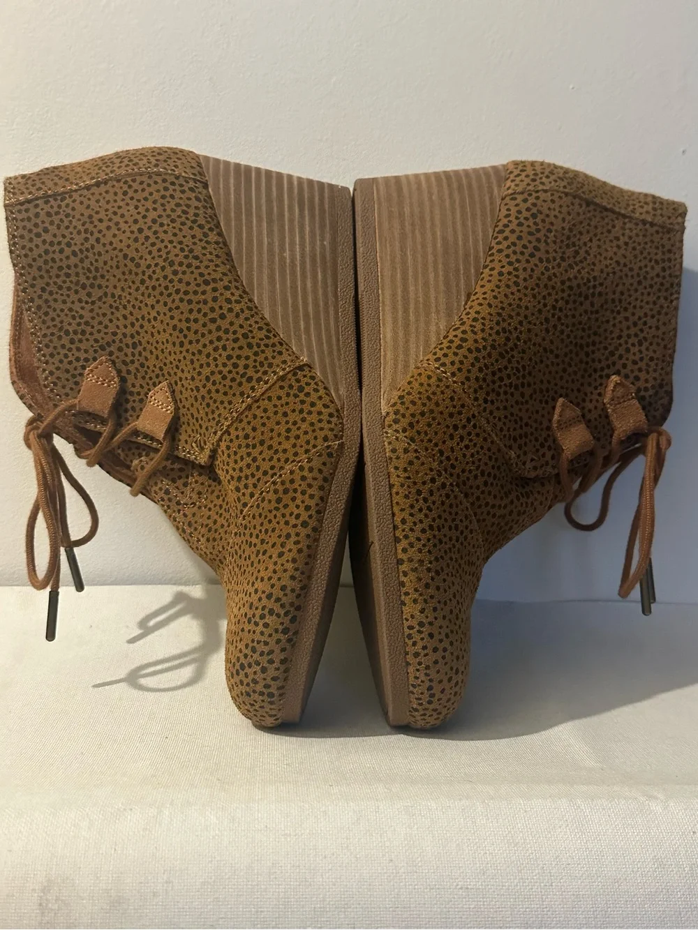 TOMS Kala Wedge Booties Tan Mini Cheetah Suede NWOT Size 9.5 OrthoLite